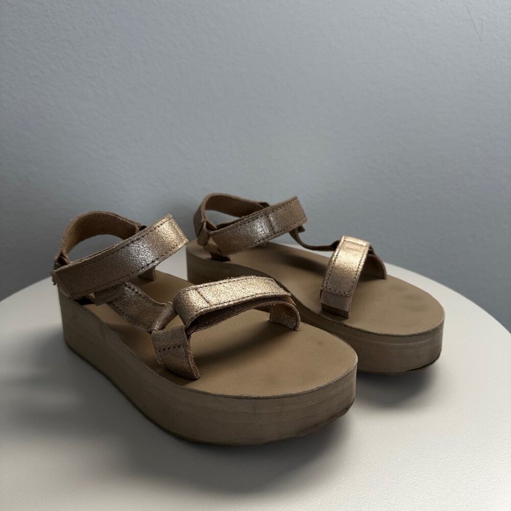 TEVA UNIVERSAL FLATFORM SANDAL, 6, LIGHT GOLD